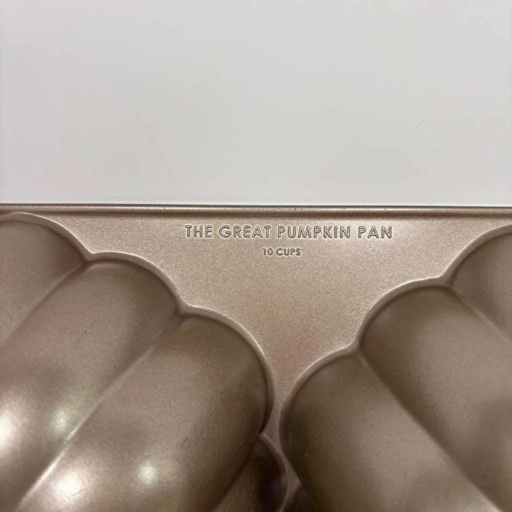 Nordic Ware Cast Aluminum The‎ Great Pumpkin Bundt Cake 10-Cup pan